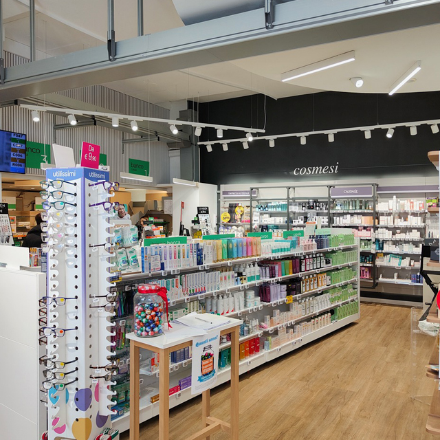 Interno della Farmacia Osti di Bazzano