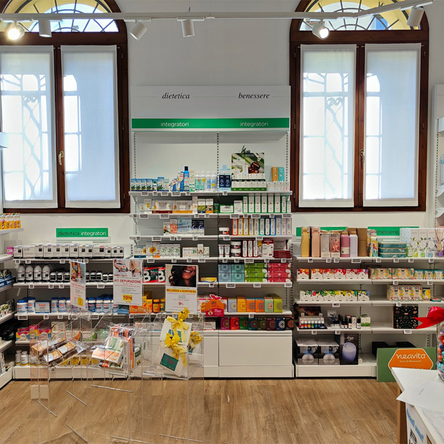 Interno della Farmacia Osti di Bazzano